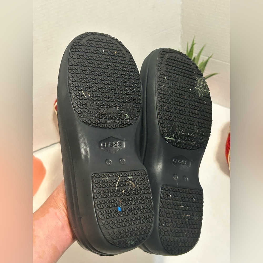 CROCS Classic Black Slip-On Clogs - Picture 4 of 5